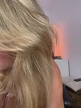 LeaHotxx online show from August 6, 2026, 6:08 am