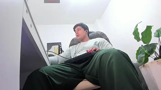 Snapshot of Thom_Ohtani chatting on November 18, 2025, 11:26 pm Thom Ohtani online show from November 18, 2025, 11:26 pm