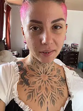 Izy cute  online show from November 13, 2025, 4:44 pm