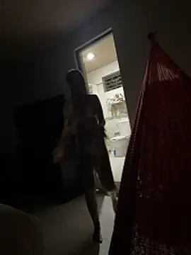 Izy cute  online show from April 19, 2026, 3:07 am