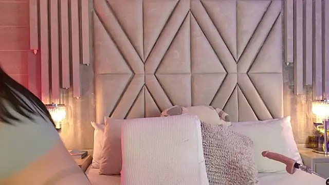 Snapshot of MilaRux chatting on December 4, 2025, 7:13 pm MilaRux online show from December 4, 2025, 7:13 pm