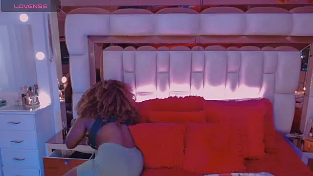 Snapshot of Aliana_Ross chatting on November 19, 2025, 8:25 am Aliana Ross online show from November 19, 2025, 8:25 am