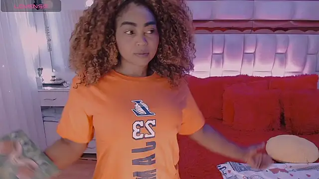 Snapshot of Aliana_Ross chatting on November 22, 2025, 11:42 am Aliana Ross online show from November 22, 2025, 11:42 am