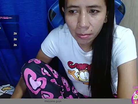 Danielagomez33 online show from April 6, 2026, 1:01 am