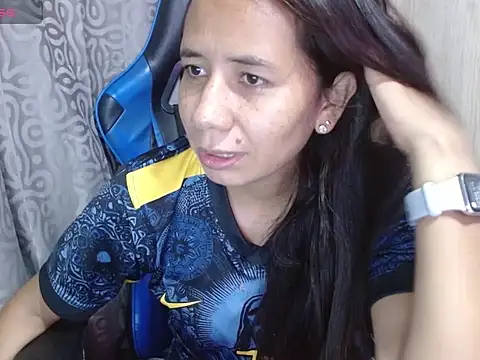 Danielagomez33 online show from May 4, 2026, 11:51 pm