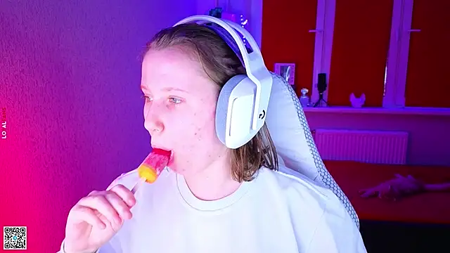 Snapshot of mon_lola chatting on November 10, 2025, 2:55 pm mon lola online show from November 10, 2025, 2:55 pm