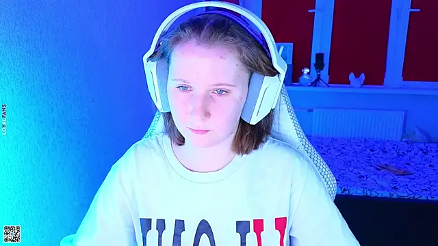 Snapshot of mon_lola chatting on October 29, 2025, 3:33 pm mon lola online show from October 29, 2025, 3:33 pm