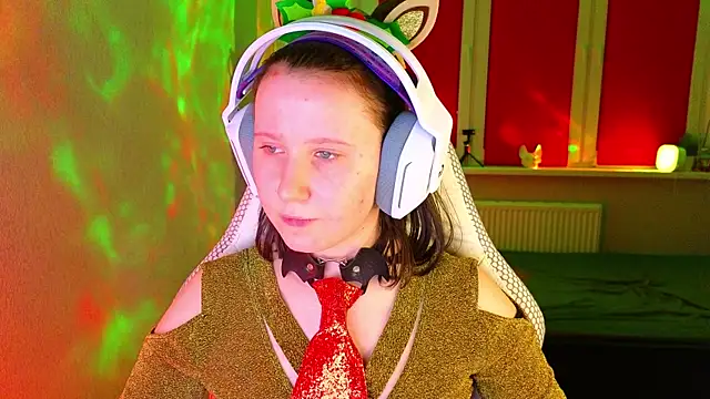 Snapshot of mon_lola chatting on December 15, 2025, 4:57 pm mon lola online show from December 15, 2025, 4:57 pm