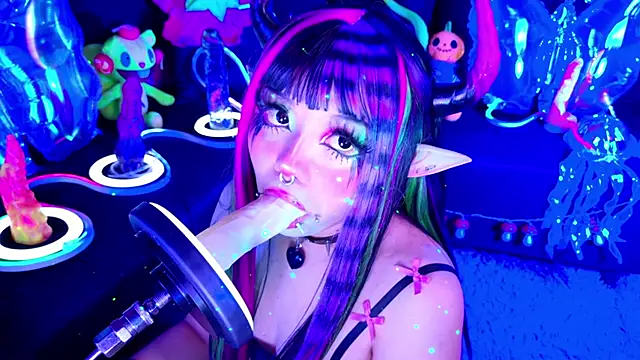 Snapshot of LaytonBox chatting on November 17, 2025, 1:26 pm LaytonBox online show from November 17, 2025, 1:26 pm