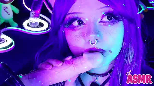 Snapshot of LaytonBox chatting on November 22, 2025, 3:00 pm LaytonBox online show from November 22, 2025, 3:00 pm