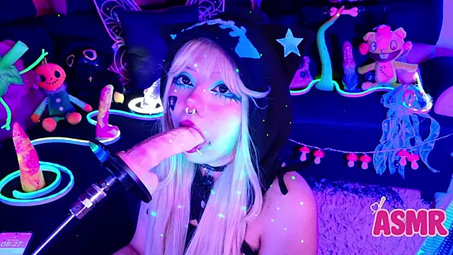 Snapshot of LaytonBox chatting on November 10, 2025, 1:27 pm LaytonBox online show from November 10, 2025, 1:27 pm