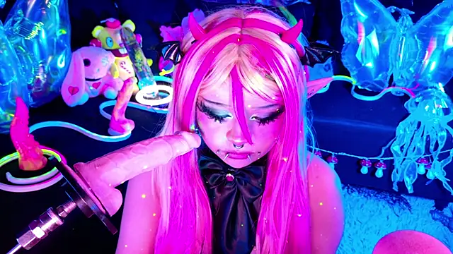 Snapshot of LaytonBox chatting on November 15, 2025, 2:43 pm LaytonBox online show from November 15, 2025, 2:43 pm