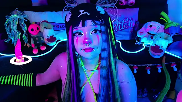 Snapshot of LaytonBox chatting on October 7, 2025, 1:56 pm LaytonBox online show from October 7, 2025, 1:56 pm