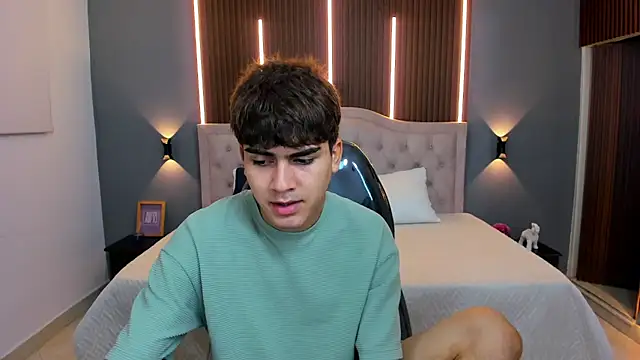 Snapshot of Tommy18__ chatting on November 18, 2025, 3:32 am Tommy18 online show from November 18, 2025, 3:32 am