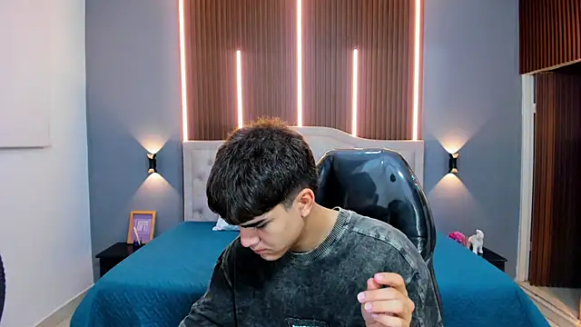 Snapshot of Tommy18__ chatting on November 5, 2025, 4:26 am Tommy18 online show from November 5, 2025, 4:26 am