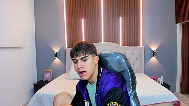 Snapshot of Tommy18__ chatting on October 30, 2025, 3:38 am Tommy18 online show from October 30, 2025, 3:38 am