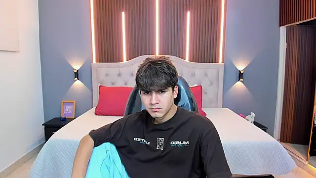 Snapshot of Tommy18__ chatting on December 14, 2025, 3:24 am Tommy18 online show from December 14, 2025, 3:24 am