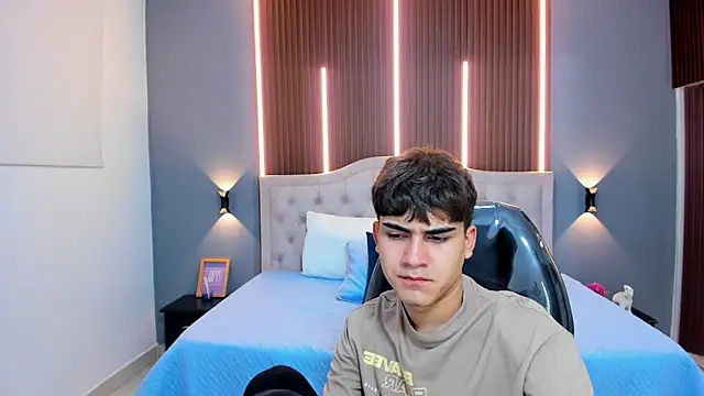 Snapshot of Tommy18__ chatting on November 8, 2025, 3:32 am Tommy18 online show from November 8, 2025, 3:32 am