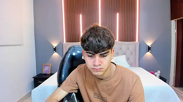 Snapshot of Tommy18__ chatting on October 15, 2025, 3:27 am Tommy18 online show from October 15, 2025, 3:27 am