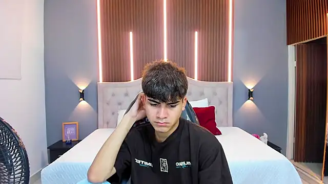 Snapshot of Tommy18__ chatting on October 16, 2025, 3:26 am Tommy18 online show from October 16, 2025, 3:26 am