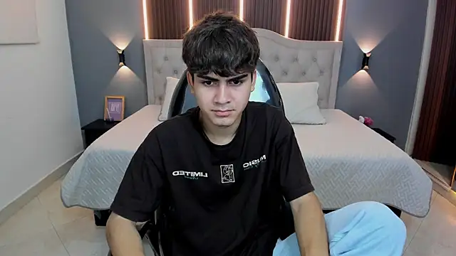 Snapshot of Tommy18__ chatting on December 3, 2025, 3:51 am Tommy18 online show from December 3, 2025, 3:51 am