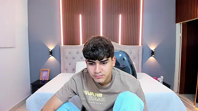 Snapshot of Tommy18__ chatting on October 17, 2025, 3:32 am Tommy18 online show from October 17, 2025, 3:32 am