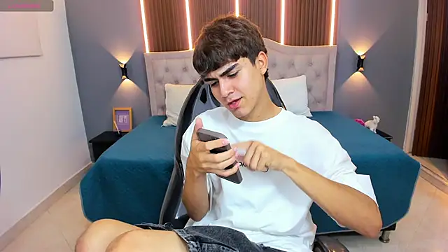 Snapshot of Tommy18__ chatting on November 27, 2025, 3:40 am Tommy18 online show from November 27, 2025, 3:40 am