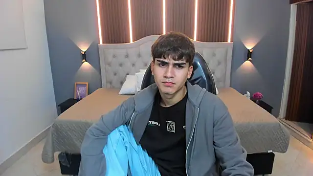 Snapshot of Tommy18__ chatting on November 13, 2025, 3:32 am Tommy18 online show from November 13, 2025, 3:32 am