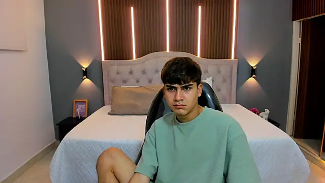 Snapshot of Tommy18__ chatting on November 9, 2025, 3:32 am Tommy18 online show from November 9, 2025, 3:32 am