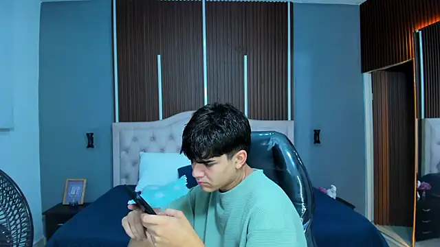 Snapshot of Tommy18__ chatting on October 19, 2025, 3:20 am Tommy18 online show from October 19, 2025, 3:20 am