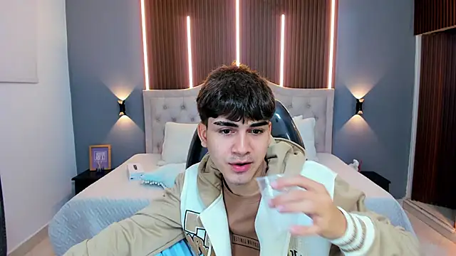 Snapshot of Tommy18__ chatting on October 11, 2025, 3:40 am Tommy18 online show from October 11, 2025, 3:40 am