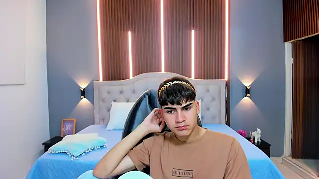 Snapshot of Tommy18__ chatting on October 28, 2025, 3:29 am Tommy18 online show from October 28, 2025, 3:29 am