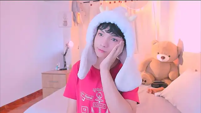 AllanYong18 online show from October 21, 2025, 12:59 pm