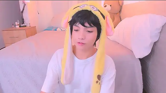 AllanYong18 online show from October 9, 2025, 7:53 am