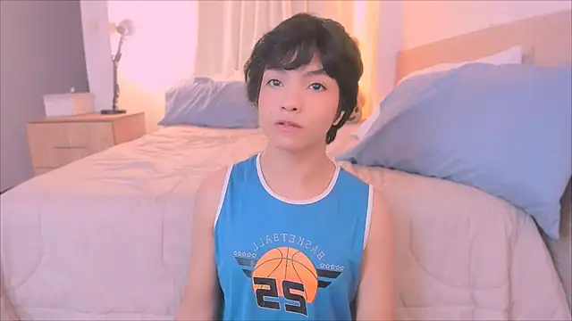 AllanYong18 online show from December 4, 2025, 10:36 am