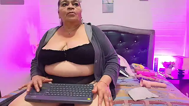Snapshot of VickyBoobss chatting on June 25, 2026, 12:32 pm VickyBoobss online show from June 25, 2026, 12:32 pm
