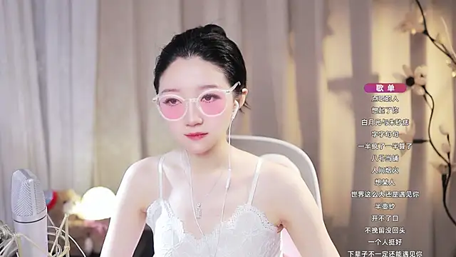 Snapshot of Zoe-99 chatting on June 19, 2026, 12:44 pm Zoe-99 online show from June 19, 2026, 12:44 pm