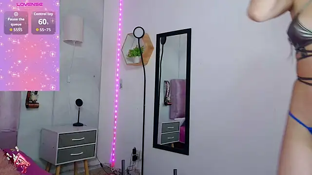 Snapshot of madison_oli chatting on November 21, 2025, 12:04 pm madison oli online show from November 21, 2025, 12:04 pm