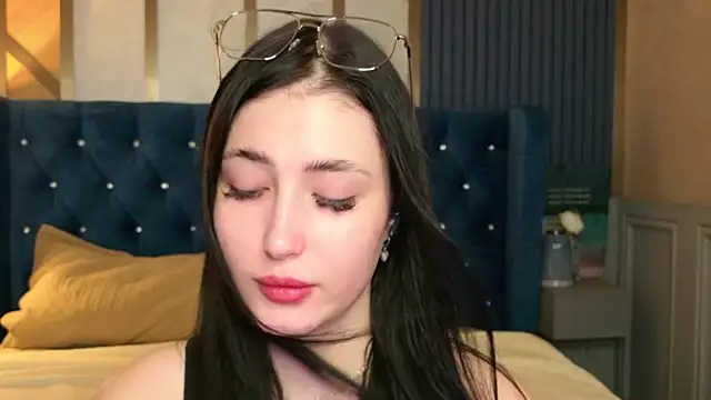 EmmaLawrens online show from September 20, 2025, 3:39 pm