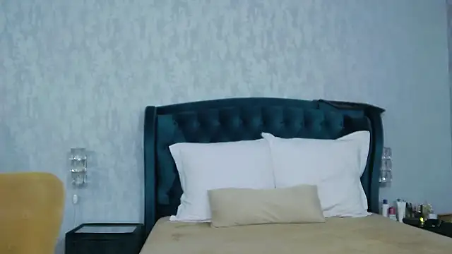 NataliaCristal online show from February 4, 2026, 5:02 am