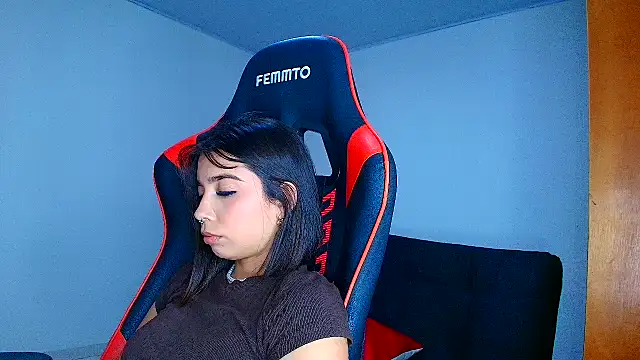 Snapshot of Rousse_violett chatting on November 4, 2025, 10:02 pm Rousse violett online show from November 4, 2025, 10:02 pm