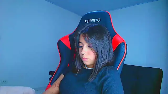 Snapshot of Rousse_violett chatting on November 6, 2025, 11:42 pm Rousse violett online show from November 6, 2025, 11:42 pm