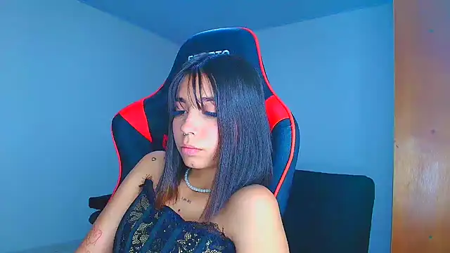 Snapshot of Rousse_violett chatting on November 10, 2025, 12:04 am Rousse violett online show from November 10, 2025, 12:04 am