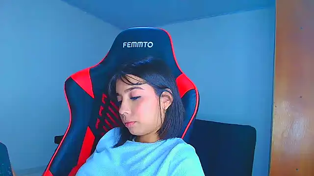 Snapshot of Rousse_violett chatting on November 12, 2025, 12:04 am Rousse violett online show from November 12, 2025, 12:04 am