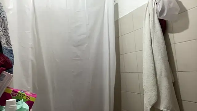 Snapshot of LunaBeya chatting on February 20, 2026, 12:29 pm LunaBeya online show from February 20, 2026, 12:29 pm