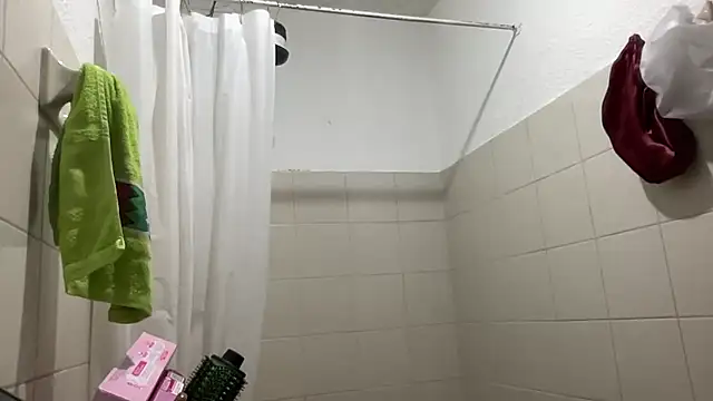 Snapshot of LunaBeya chatting on March 7, 2026, 12:32 pm LunaBeya online show from March 7, 2026, 12:32 pm