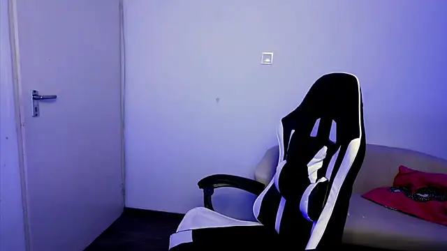 Snapshot of ShyHotNerd chatting on November 10, 2025, 1:21 am ShyHotNerd online show from November 10, 2025, 1:21 am