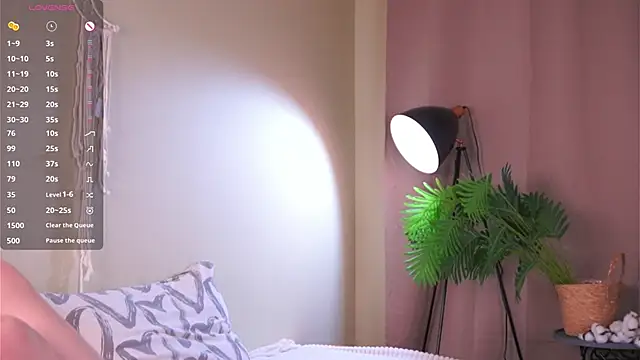 LinnHigh online show from October 24, 2025, 4:39 pm