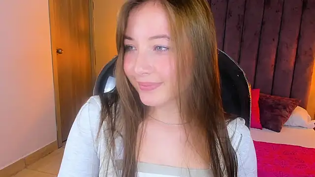 Snapshot of Dahlia_Rousse chatting on November 18, 2025, 6:06 am Dahlia Rousse online show from November 18, 2025, 6:06 am