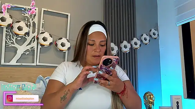 Snapshot of Elise-Leyton chatting on June 23, 2026, 6:50 pm Elise-Leyton online show from June 23, 2026, 6:50 pm